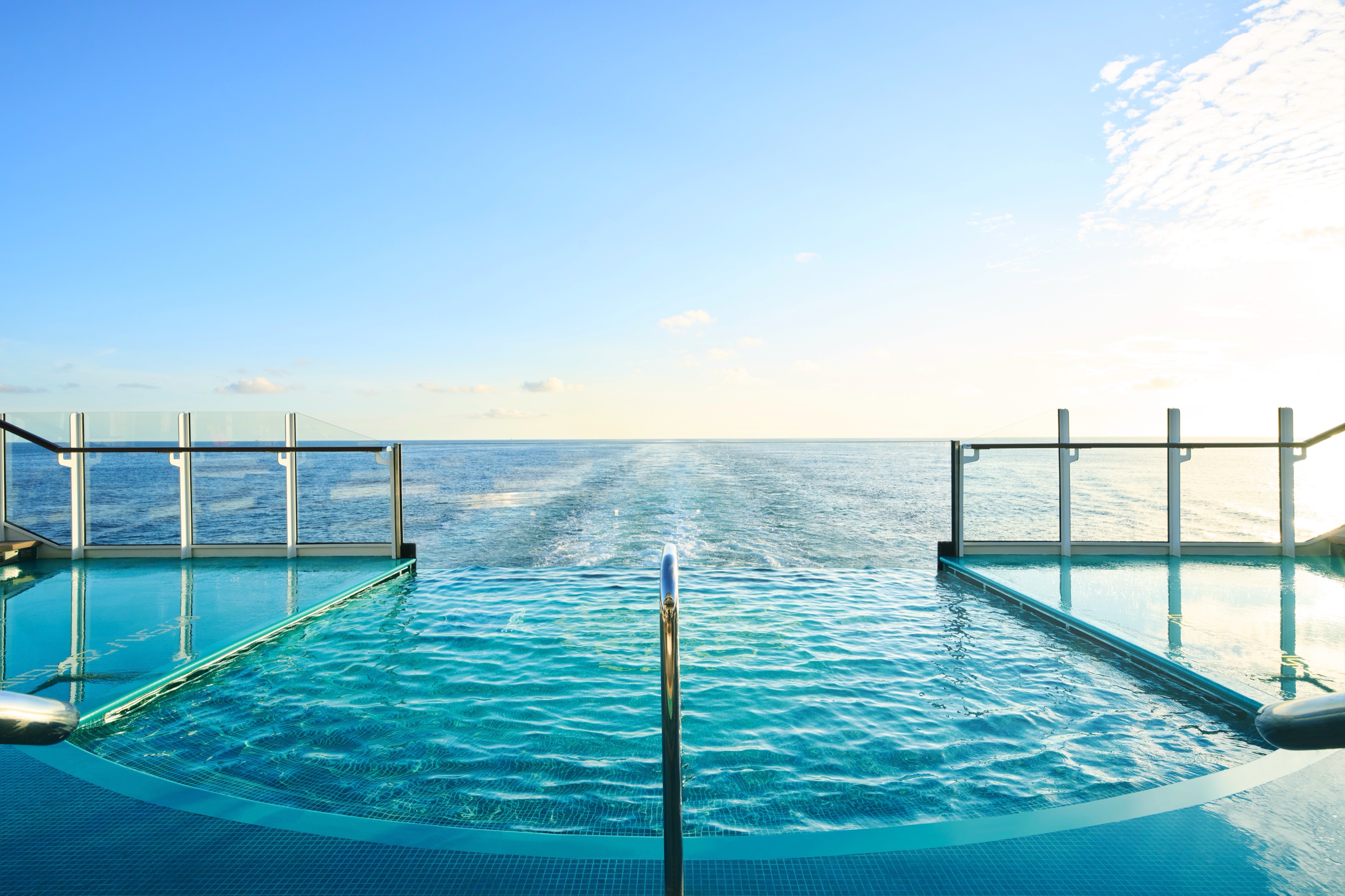 EXPLORA II - Astern Pool & Bar